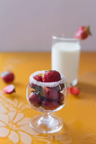 Morango em um copo de leite fruta café da manhã — Fotografia de Stock